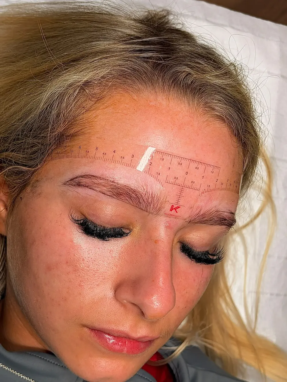 Eyebrow mapping before semi-permanent makeup